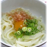 とにもかくにも簡単！卵のせ生醤油うどん